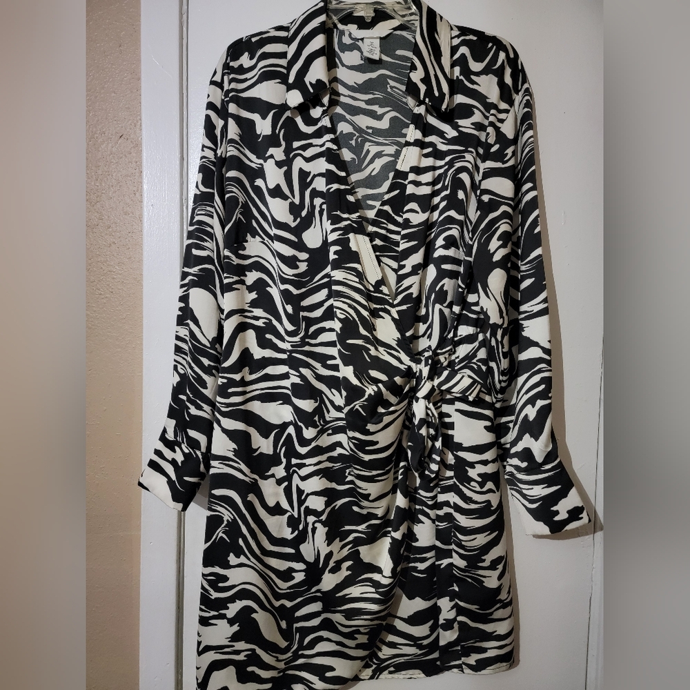 H&M Zebra Print Wrap Dress (Ivory & Black) - Picture 4 of 8